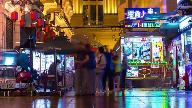 夜上海南京路行人拥挤的全景，4k时间跨度的中国视频素材