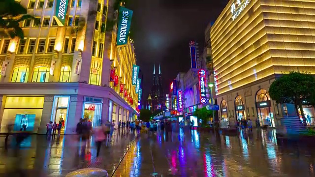 夜上海南京路行人拥挤的全景，4k时间跨度的中国视频素材