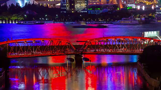 夜晚的时间照亮了上海大桥屋顶全景，4k时间的中国视频素材