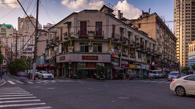 傍晚上海交通十字路口街角店全景4k时间推移中国视频素材