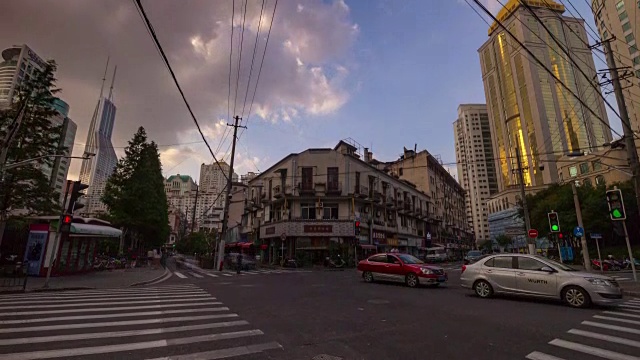 傍晚上海交通十字路口街角店全景4k时间推移中国视频素材