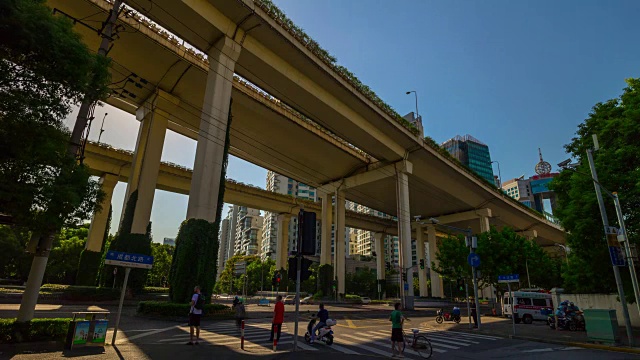 上海市阳光交通街道路口全景4k时间的中国视频素材