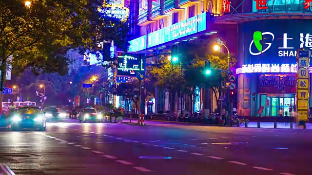 夜间照明上海城市交通道路街景4k时间间隔中国视频素材