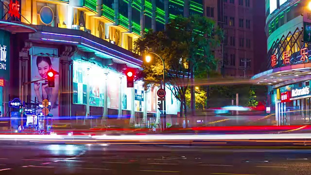 夜间照明上海城市交通十字路口街景4k时间间隔中国视频素材