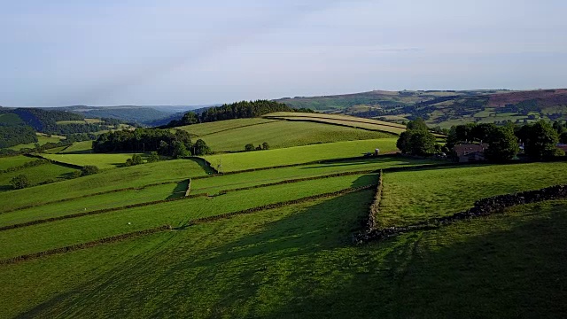 英格兰，英国，欧洲，德比郡，山顶区国家公园附近的空心草甸和班福德的乡村景色视频素材