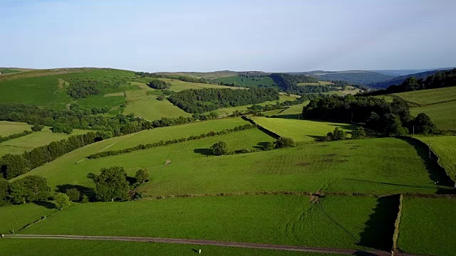 英格兰，英国，欧洲，德比郡，山顶区国家公园附近的空心草甸和班福德的乡村景色视频素材