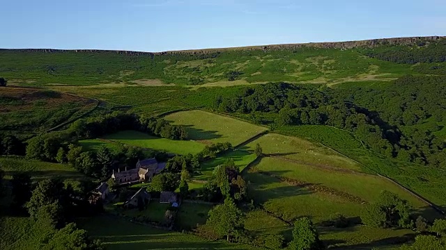 英格兰，英国，欧洲，德比郡，山顶区国家公园附近的空心草甸和班福德的乡村景色视频素材