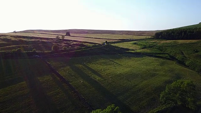 英格兰，英国，欧洲，德比郡，山顶区国家公园附近的空心草甸和班福德的乡村景色视频素材