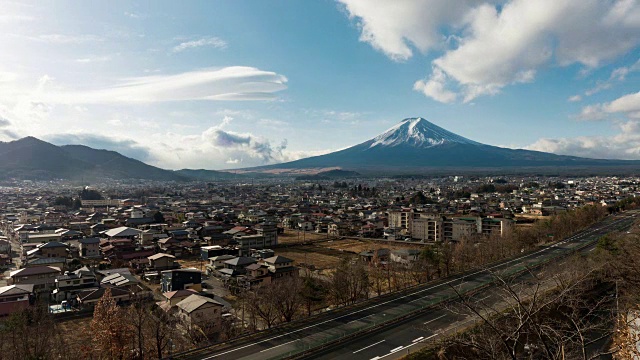 富士山的透镜云视频素材