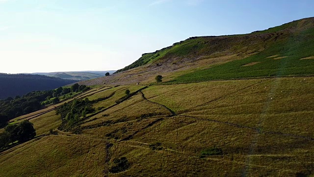 希望谷的乡村景观朝向瓢虫水库，峰区国家公园，德比郡，英格兰，英国，欧洲视频素材