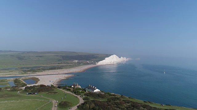 Cuckmere Haven和Birling Gap的白色悬崖的上升鸟瞰图视频素材