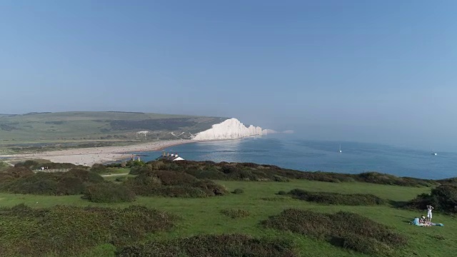 Cuckmere Haven向海上移动的鸟瞰图视频素材