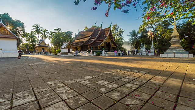 4K延时:老挝琅勃拉邦向通寺美丽的日落。视频素材