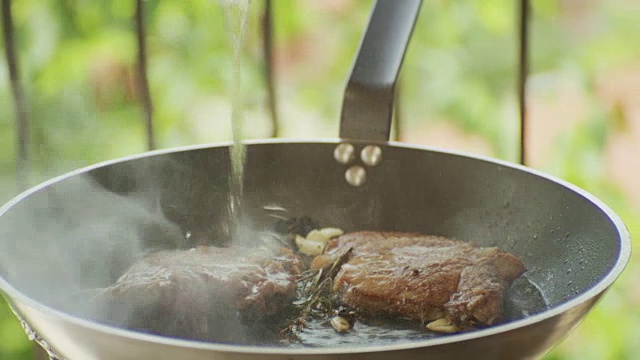 厨师正在准备小牛肉片视频素材