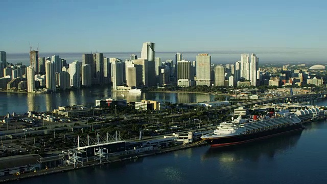 空中日出市中心摩天大楼和邮轮码头迈阿密视频素材