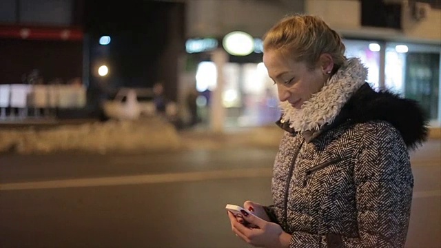 这个女孩在街上用手机视频素材