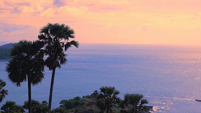 泰国普吉岛蓬贴角海滩上的夕阳。海浪在沙滩上的日落天空。它有美丽的海滩和海景。这是一个安静的白色沙滩，适合放松假期旺季。视频素材