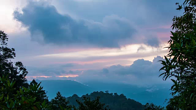 白天到晚上的时间流逝日落在绿色的热带山与雾流动视频素材