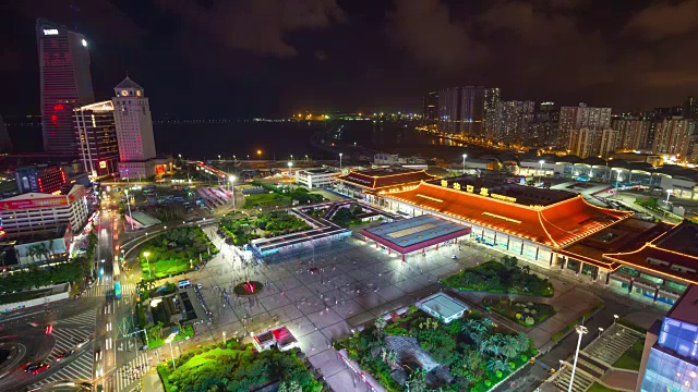 夜光照亮珠海市拱北口岸入口拥挤的广场屋顶全景4k时间流逝中国视频素材