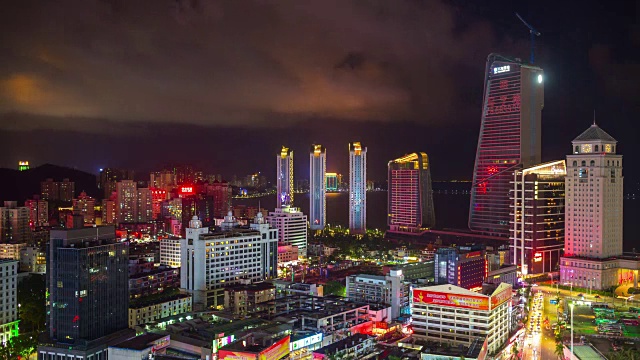 夜晚明亮的灯光照亮了珠海的城市风光，市中心的屋顶全景，4k的时间流逝中国视频素材