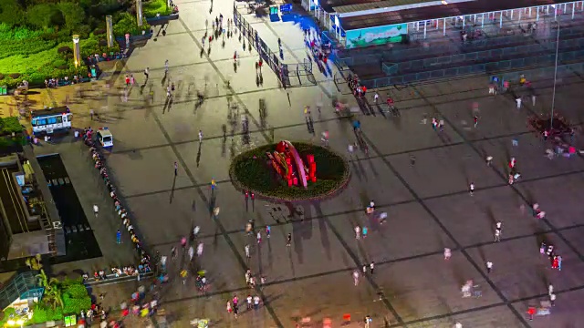 夜光照亮珠海市拱北口岸入口拥挤的广场屋顶全景4k时间流逝中国视频素材