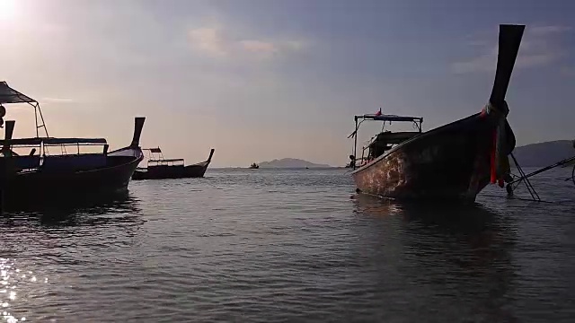 传统的泰国长尾船在低潮期间，泰国。——里朴岛岛视频素材