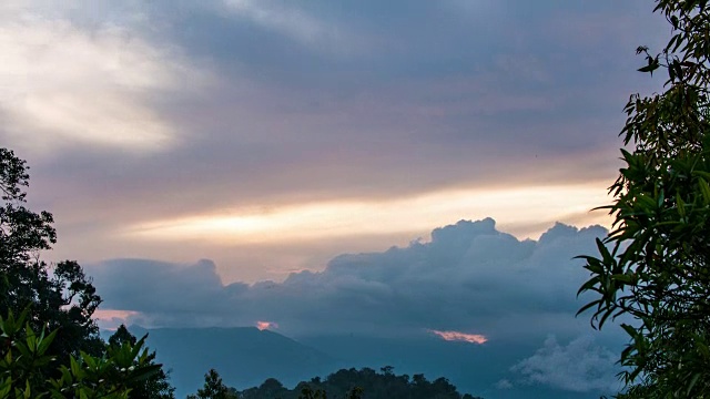 白天到晚上的时间流逝日落在绿色的热带山与雾视频素材