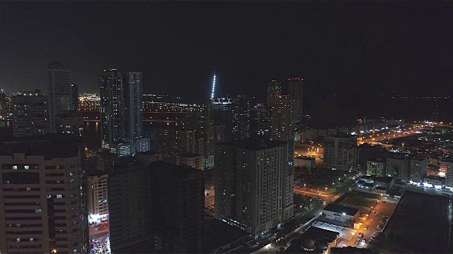 航拍夜景照明街道在一个现代城市。阿联酋沙迦。视频素材