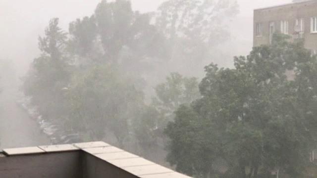 暴雨和冰雹伴随着波兰城市突然爆发的暴风雨视频素材