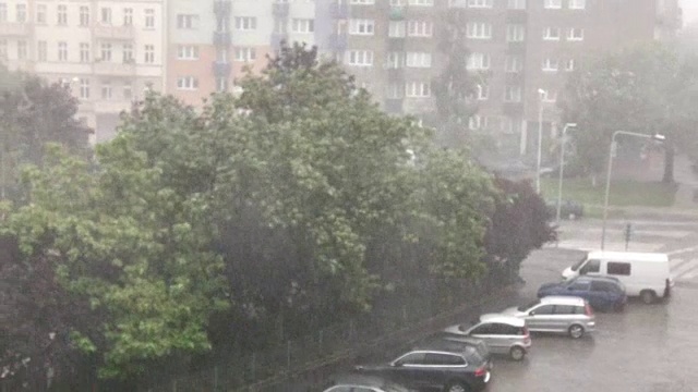 波兰城市的暴雨伴随着突然的暴风雨视频素材