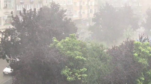 暴雨和冰雹伴随着波兰城市突然爆发的暴风雨视频素材