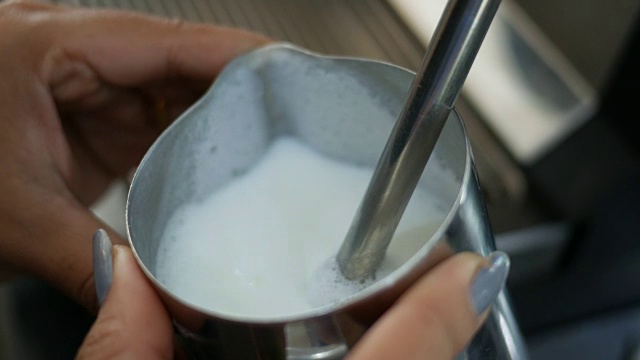 咖啡师热气腾腾的牛奶视频素材