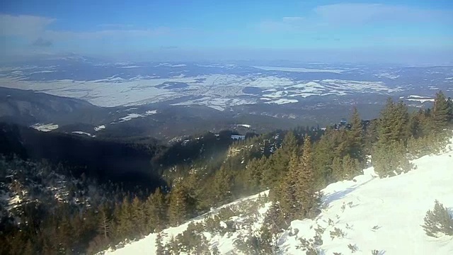 冬季滑雪中心的贡多拉视频素材