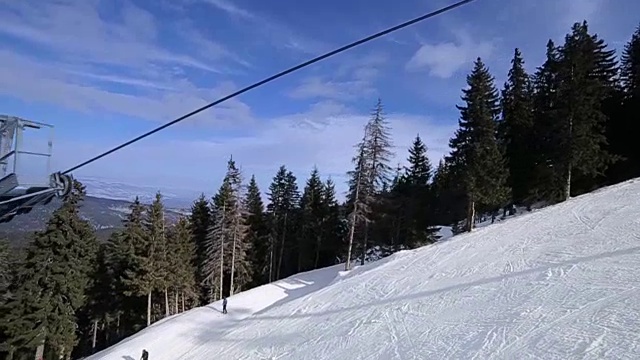 乘滑雪缆车下山视频素材