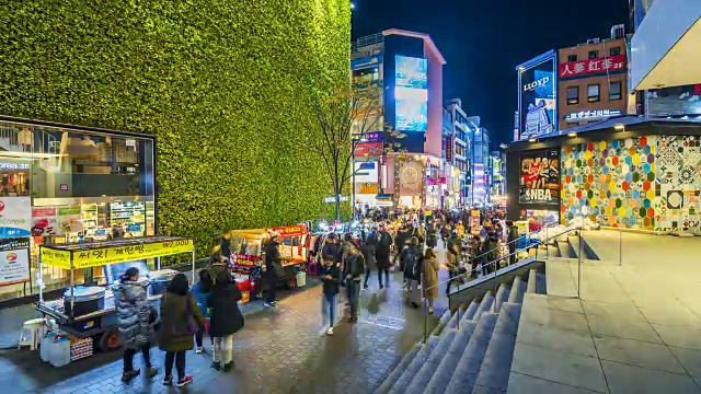 明洞市场的时光流逝。韩国首尔，人们晚上走在购物街上视频素材