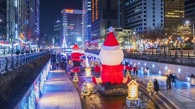 清溪川的时间流逝，韩国首尔，人们在美丽的圣诞灯光下行走，4K时间流逝视频素材