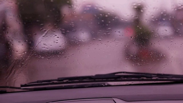 汽车在雨中行驶视频素材