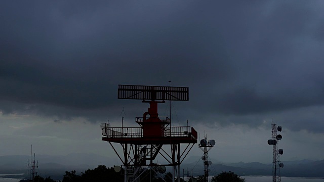 雷达通信塔飞机和电话电视发射机天线在恶劣天气视频素材