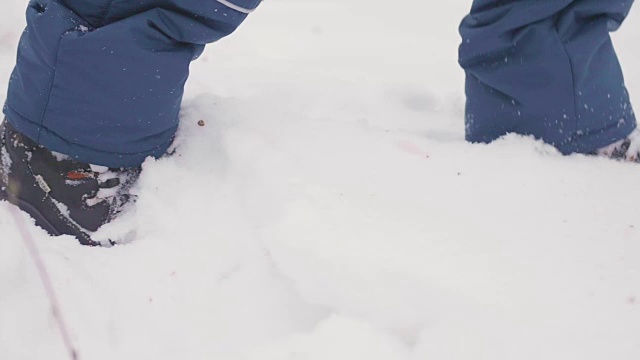 脚近距离通过深雪。在新鲜空气中散步视频素材