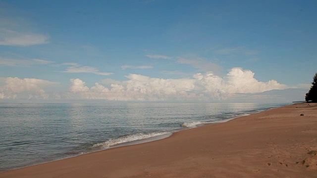 柔软的海浪在沙滩上。蔚蓝的天空和蔚蓝的大海。普吉岛,泰国视频素材