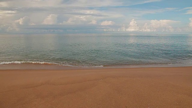 柔软的海浪在沙滩上。蔚蓝的天空和蔚蓝的大海。普吉岛,泰国视频素材