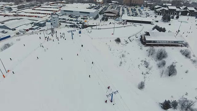 冬季的滑雪胜地。鸟瞰图视频素材