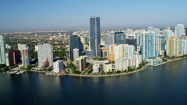 鸟瞰图Brickell Key市中心摩天大楼共管公寓迈阿密视频素材