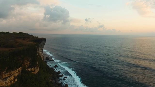 巴厘岛的岩石海岸。鸟瞰图视频素材