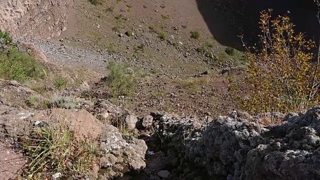 上面显示的维苏威火山的岩石斜坡和锅状火山口，序列视频素材