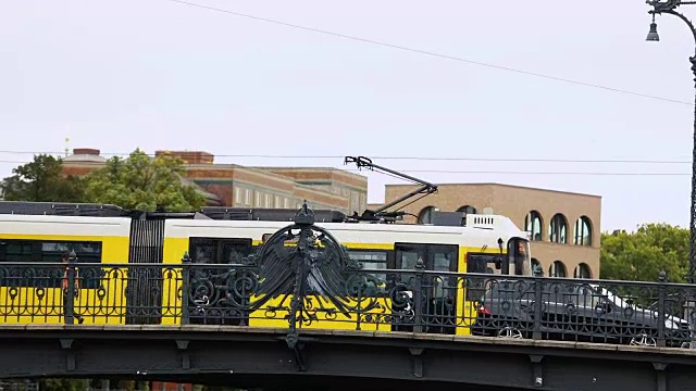 城市景观和施普雷河上的Weidendammer桥，Weidendammer Brcke，施普雷河上的旅游船只，弗里德里希大街，柏林，德国视频素材