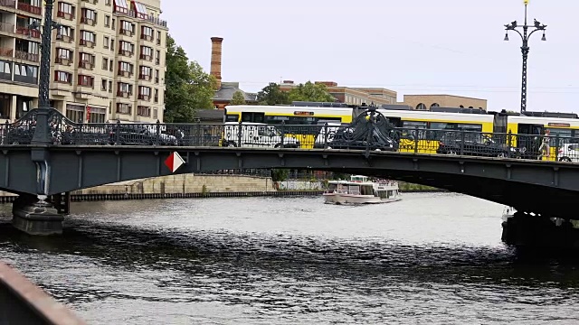 城市景观和施普雷河上的Weidendammer桥，Weidendammer Brcke，施普雷河上的旅游船只，弗里德里希大街，柏林，德国视频素材