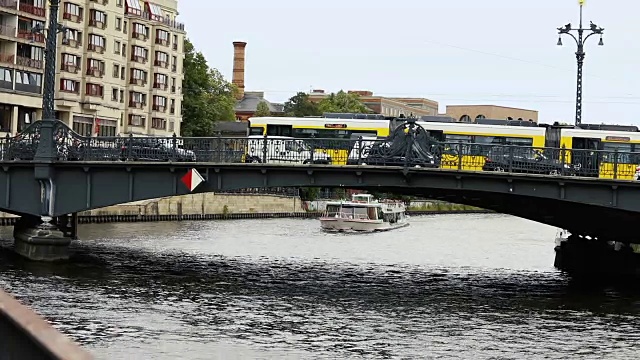 城市景观和施普雷河上的Weidendammer桥，Weidendammer Brcke，施普雷河上的旅游船只，弗里德里希大街，柏林，德国视频素材