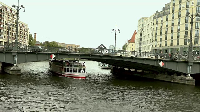 城市景观和施普雷河上的Weidendammer桥，Weidendammer Brcke，施普雷河上的旅游船只，弗里德里希大街，柏林，德国视频素材