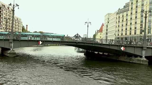 城市景观和施普雷河上的Weidendammer桥，Weidendammer Brcke，施普雷河上的旅游船只，弗里德里希大街，柏林，德国视频素材